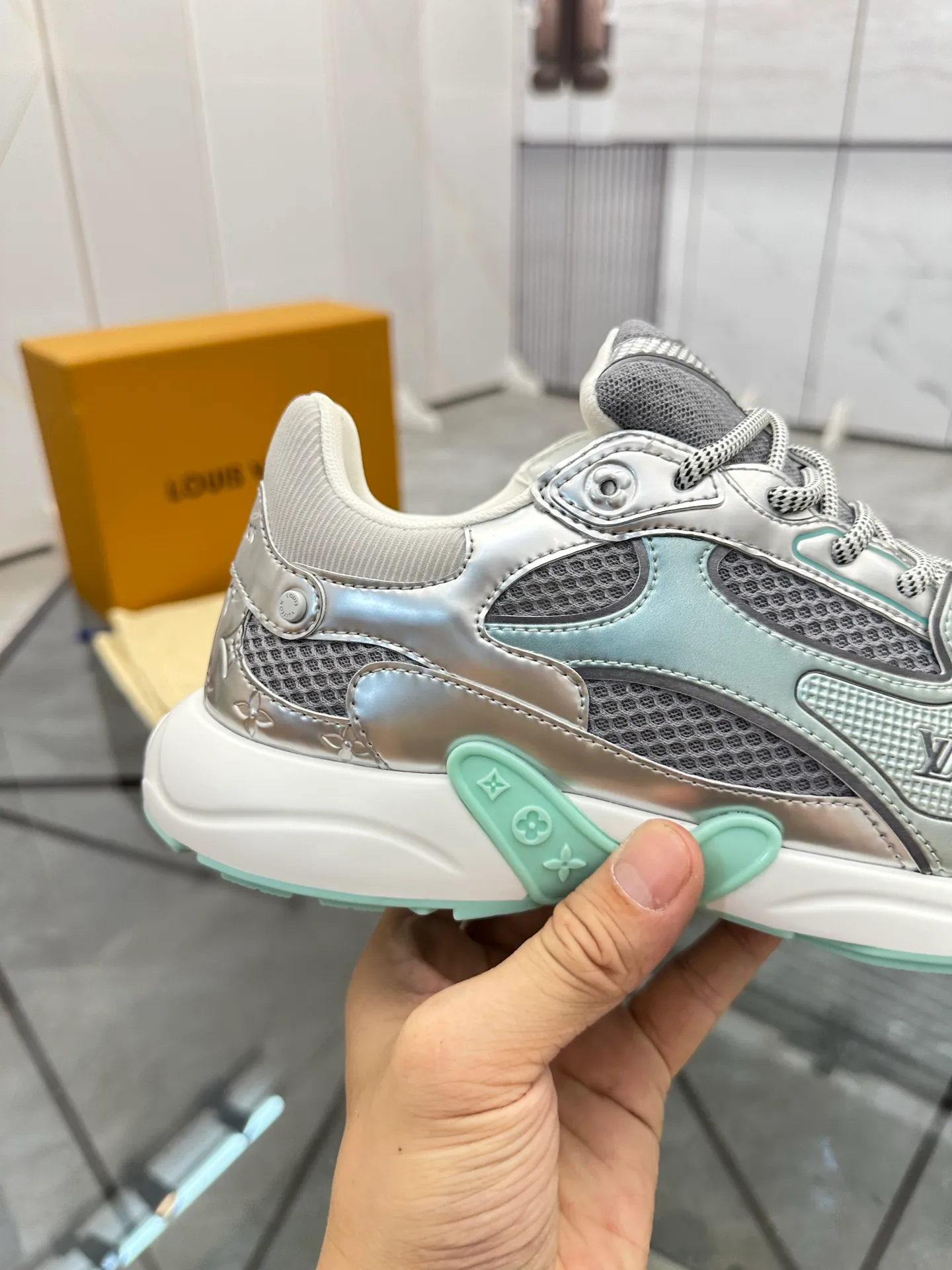 Men's shoes: 💰P660¥ Top quality Product trademark: LV* "Louis Vuitton*" low-top casual shoes Regular size: 35-44 (can be customized to 45.46) Couple style Product materials: Upper imported cowhide stitching original material, breathable lining, original outsole. Number: H218